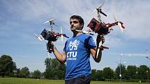 Studenti z celého světa ukázali v Praze, jak umí létat s drony.