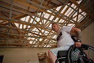Doslova o střechu nad hlavou přišel také handicapovaný Petr Dočkal z Moravské Nové Vsi. Požádal o finanční příspěvek na opravu svého skoro dostavěného domu. Byl jeden z prvních, komu peníze z Konta Bariéry pomohly.
