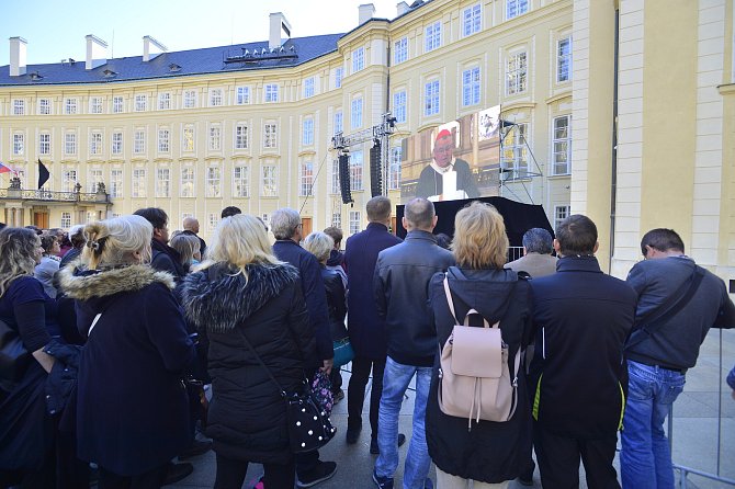 Zádušní mše za Karla Gotta. Fanoušci čekali na třetím nádvoří Pražského hradu.