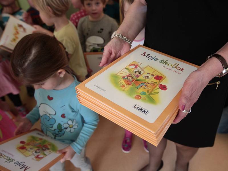 V mateřské škole Břečťánek na Praze 10 proběhl křest knížky autorky Evy Sýkorové Moje školka. Podle návrhu autorky je i vyzdobena celá mateřská škola, která byla otevřena koncem roku 2014.