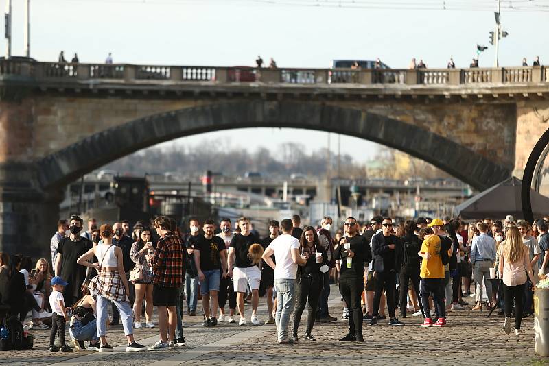 Téměř letní počasí přilákalo na pražskou náplavku davy lidí i ve středu 31. března 2021. Místo jsme okolo 18. hodiny navštívili s redakčním objektivem.