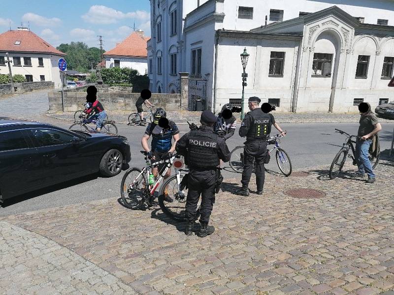 Na to, jak jezdí po silnicích cyklisté, a zejména řidiči motorových vozidel kolem cyklistů, se zaměřili středočeští policisté během týden trvající dopravně bezpečnostní akce.