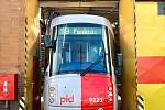 Tramvaj Škoda 14T v nové vizuální šedo-červené podobě Pražské integrované dopravy (PID).