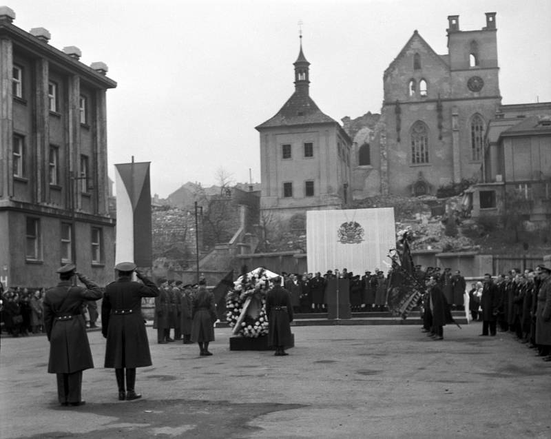 Pomník pod Emauzy. Pod Emauzy byl za první republiky vystavěn pomník oslavující české legionáře a oběti první světové války. Za 2. světové války ho ale strhli a roztavili nacisté. Dne 17.11. 1945 se konalo pietní pokládání věnců u provizorního památníku.