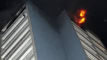 Požár dvou místností bytu v 17. patře výškového panelového domu v Bohnicích.