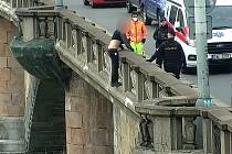 Záchrana sebevraha na Palackého mostě v Praze.