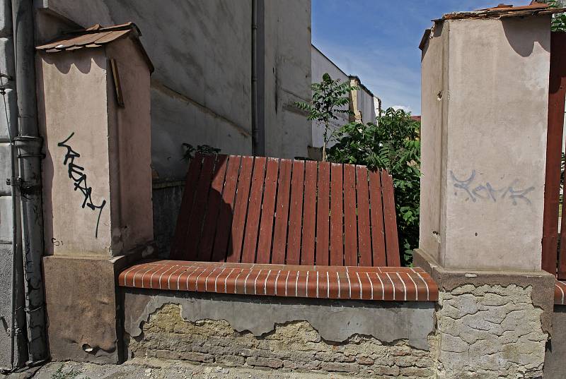 Současná Palmovka - špína, nepořádek, rozkopané ulice při rekonstrukci kolejí.