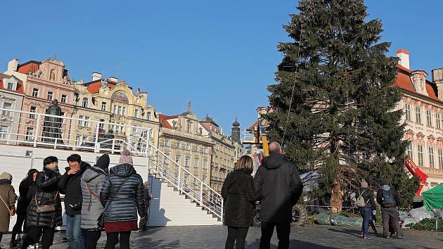 Příprava vánočních trhů a vánočního stromu na Staroměstském náměstí 28.listopadu.