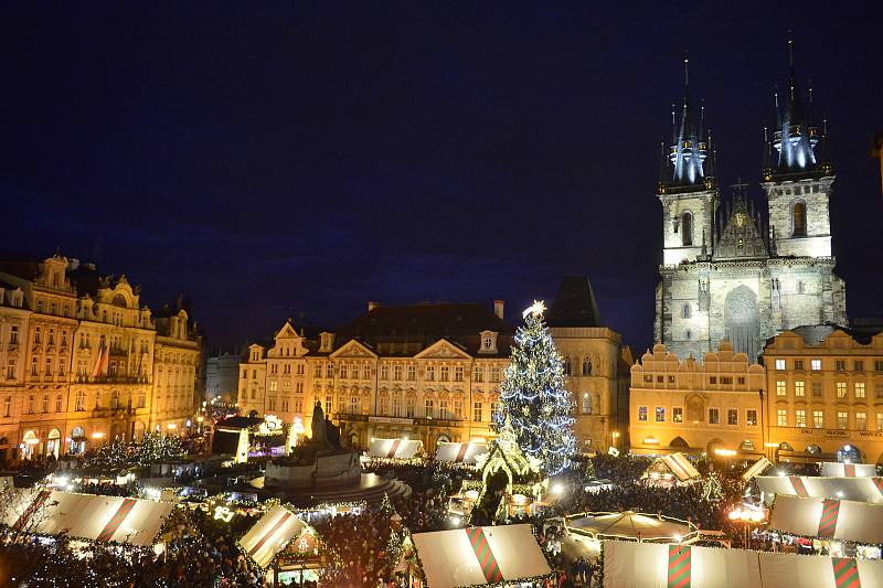 V sobotu 30. listopadu 2019 byl v Praze na Staroměstském náměstí rozsvícen vánoční strom.