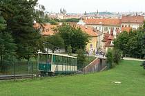 Jedinečný výhled na Prahu a zejména Pražský hrad mají cestující z petřínské lanovky.