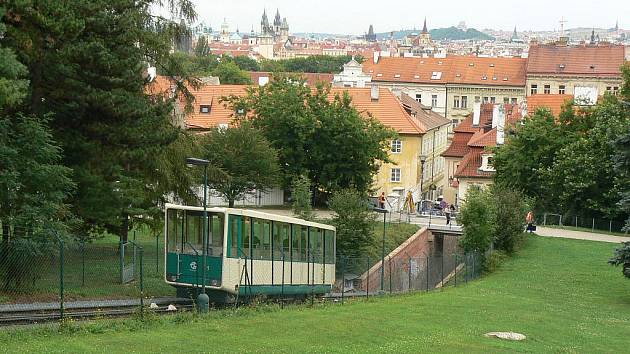 Jedinečný výhled na Prahu a zejména Pražský hrad mají cestující z petřínské lanovky.