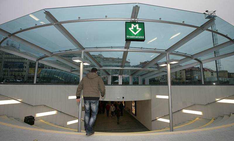 Stanice metra Hradčanská prošla v roce 2010 rekonstrukcí vstupů a okolí.