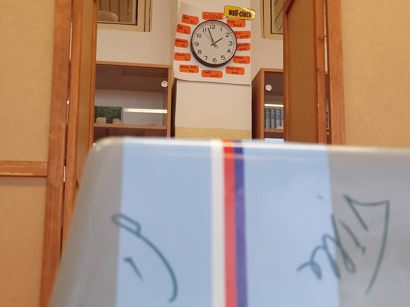 Konec voleb ve volební místnosti v ZŠ Donovalská.