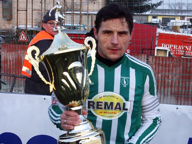 Fotbalisté Bohemians vyhráli Zimní Tipsport ligu dvakrát. Úplně první ročník v roce 1998 a pak v roce 2014 (na snímku kapitán Josef Jindřišek se zlatým pohárem).