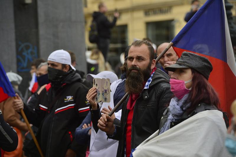 Ve středu 28. října 2020 se na náměstí Republiky v centru Prahy konala demonstrace proti vládním opatřením kvůli infekční nemoci covid-19.