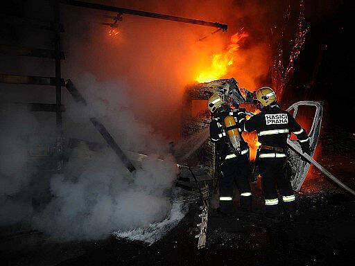 Devět set tisíc korun spolykaly plameny, které v úterý po ránu zachvátily na pražském Žižkově dodávkový vůz Peugeot Boxer.