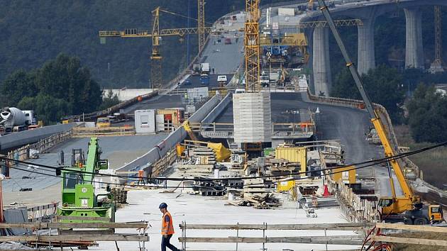 Značně pokročily i práce na mostě přes Vltavu, kde se nyní dokončuje nosná konstrukce levého mostu .