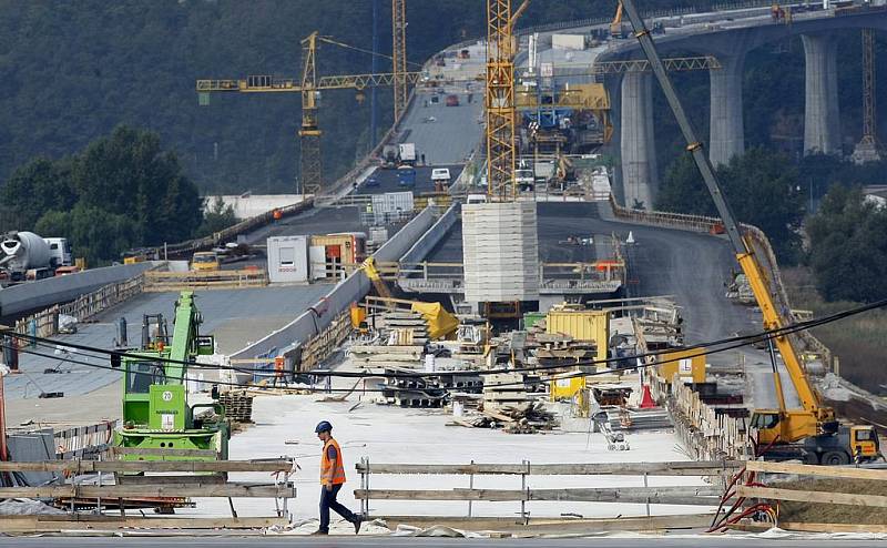 Značně pokročily i práce na mostě přes Vltavu, kde se nyní dokončuje nosná konstrukce levého mostu .