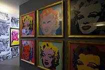 V Galerii GOAP na Staroměstském náměstí v Praze probíhá výstava Warhol/Warhola s podtitulem Příběh o tom, jak se Andrew Warhola stal Andy Warholem.