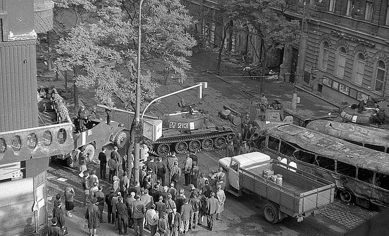 Okolí rozhlasu, Vinohradská, srpen 1968.