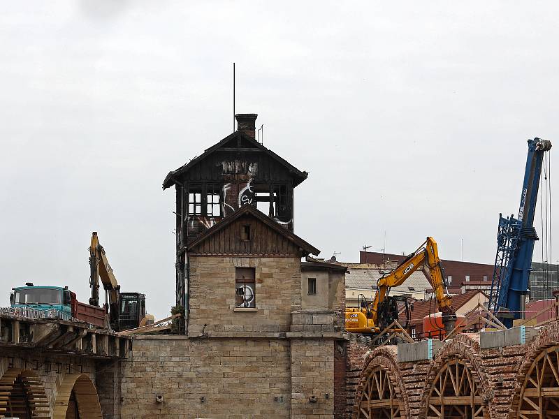 Bourání mostu přes Křižíkovu ulici na Negrelliho viaduktu.