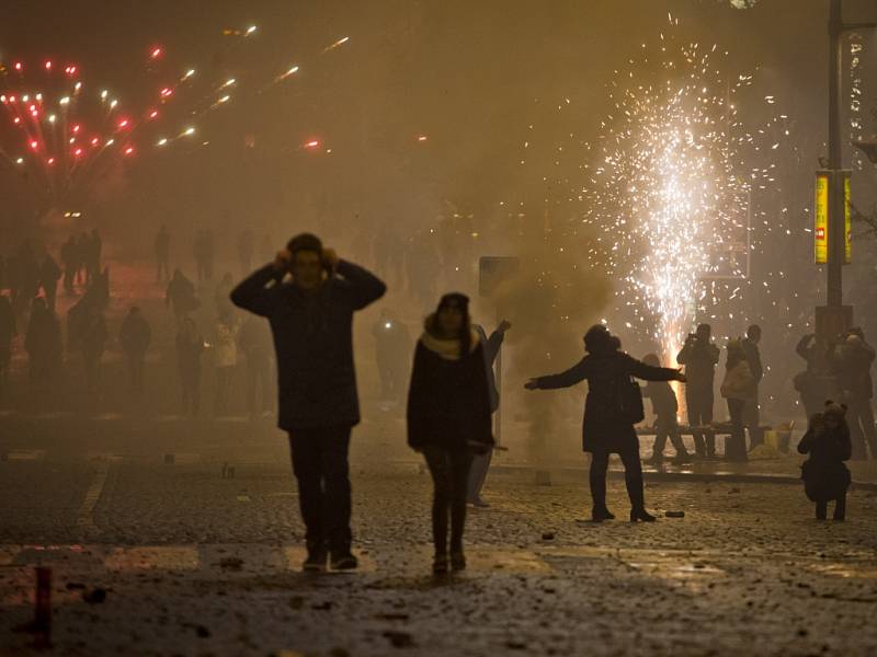 Oslavy nového roku v centru Prahy. Cizinci slavili už od soumraku, Češi si do centra vyšli až před půlnocí.