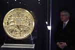 ČNB zahájila výstavu 100 let československé koruny v prostorách Císařské konírny Pražského hradu , potrvá až do 28. dubna. Hlavní atrakcí je unikátní vysokohmotnostní zlatá mince.