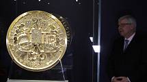 ČNB zahájila výstavu 100 let československé koruny v prostorách Císařské konírny Pražského hradu , potrvá až do 28. dubna. Hlavní atrakcí je unikátní vysokohmotnostní zlatá mince.