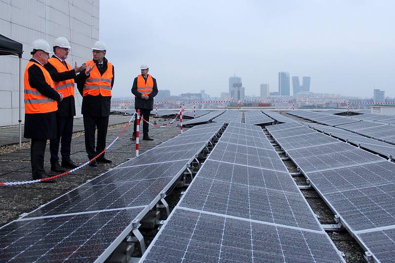 Návštěva premiéra fotovoltaické elektrárny na střeše Kongresového centra v Praze.