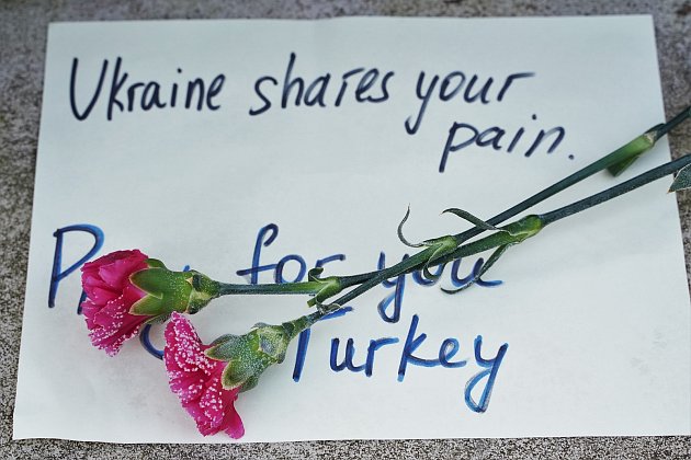 Květiny na památku obětí ničivého zemětřesení u velvyslanectví Turecké republiky v Praze 6.