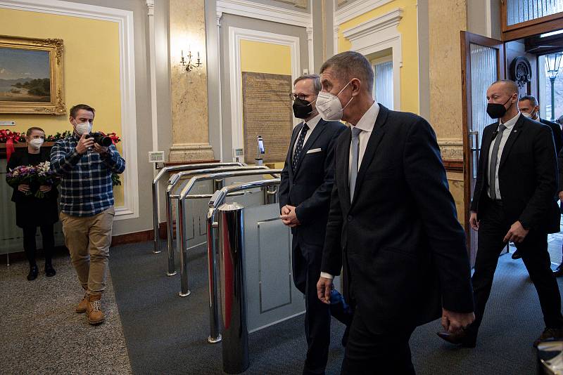 Bývalý premiér z ANO Andrej Babiš (vpravo) vítá svého nástupce Petra Fialu z ODS v sídle úřadu vlády ve Strakově akademii, 17. prosince 2021 v Praze.