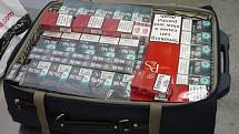Celníci na Letišti Václava Havla v pražské Ruzyni odhalili v příručních zavazadlech velké množství kartonů cigaret, které dovážel 39letý cizinec cestující na pravidelné lince Manila - Dubaj - Praha.