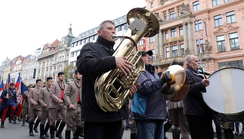 Sokolský Pochod pro republiku ke stému výročí založení Československa vyrazil z pražské Kampy na Václavské náměstí.