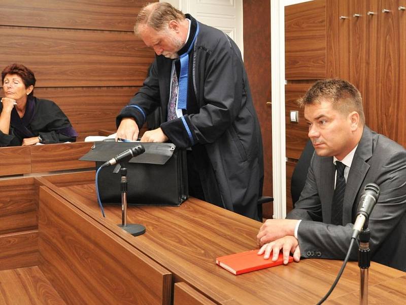 Z podvodu se zpovídal před Městským soudem v Praze lobbista Marek Dalík, blízký spolupracovník někdejšího premiéra Mirka Topolánka. Podle obžaloby si v listopadu roku 2007 řekl o bezmála půlmiliardový úplatek v rámci „kauzy Pandur“.