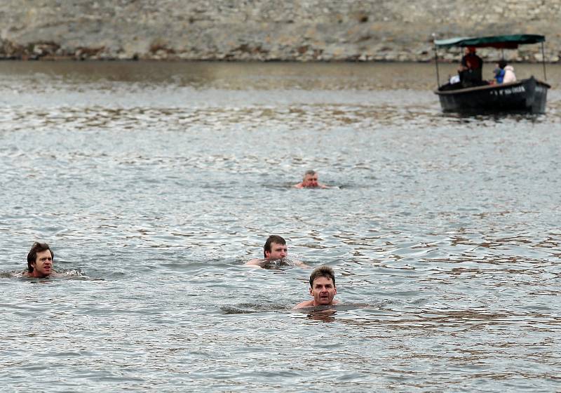 Tříkrálová otužilecká plavba pro převoznický punč 2019 pod Karlovým mostem.