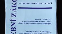 14:00, čas kdy začaly volby 2014 do senátu a zastupitelstva. Na snímku v ZŠ Jarov na Praze 3.