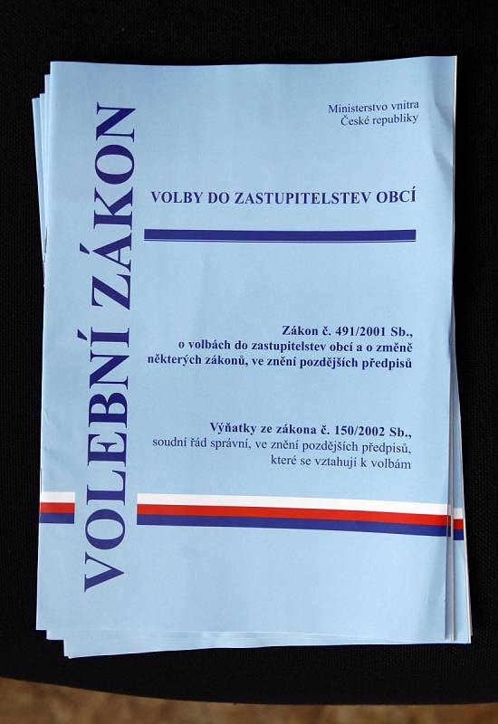 14:00, čas kdy začaly volby 2014 do senátu a zastupitelstva. Na snímku v ZŠ Jarov na Praze 3.