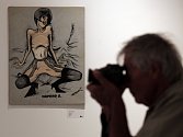Z výstavy erotických kreseb Káji Saudka v Tančícím domě v Praze.