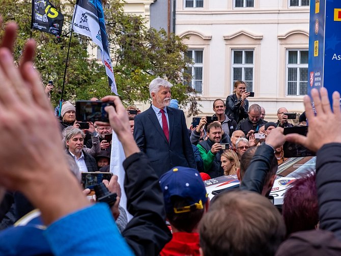 Tisíce lidi se přišlo podívat na pražské Hradčanské náměstí kde prezident Petr Pavel slavnostně zahájil Středoevropskou rallye.