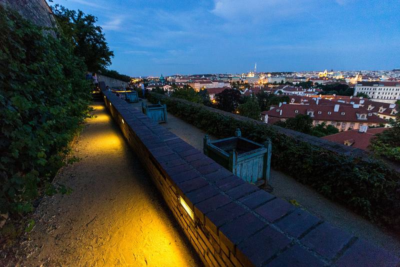 Tradiční Hradozámecká noc v Zahradách pod Pražským hradem