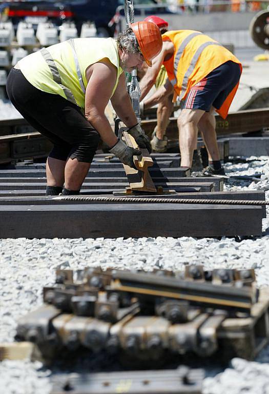 Na pražské Plzeňské ulici pokračuje rekonstrukce tramvajové trati.