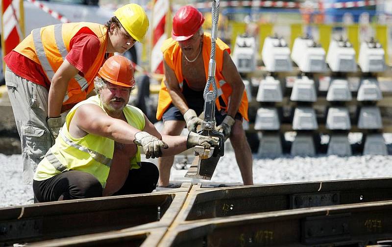 Na pražské Plzeňské ulici pokračuje rekonstrukce tramvajové trati.