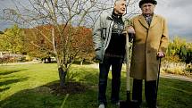 Tradiční vysazení stromu významnými lidmi v pražské Botanické zahradě proběhlo 26. října, tentokrát strom vysadili dva režiséři – téměř stoletý režisér Otakar Vávra (vpravo) a režisér Jiří Menzel.