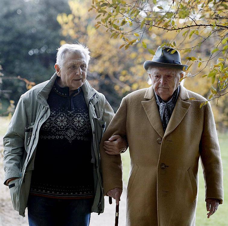 Tradiční vysazení stromu významnými lidmi v pražské Botanické zahradě proběhlo 26. října, tentokrát strom vysadili dva režiséři – téměř stoletý režisér Otakar Vávra (vpravo) a režisér Jiří Menzel.