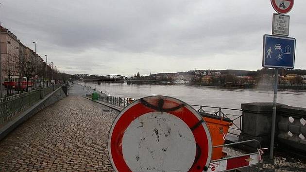 Zvednutá hladina Vltavy v oblasti Náplavky.