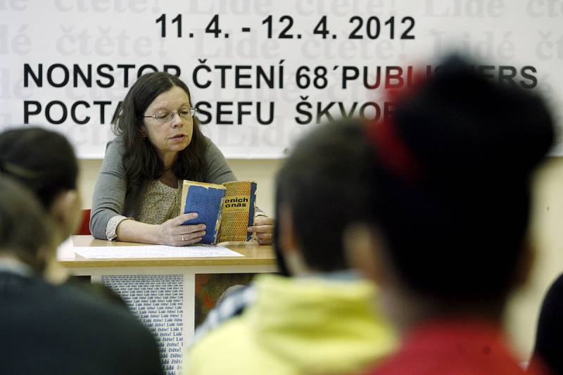 Nonstop čtení 68' Publishers jako pocta Josefu Škvoreckému probíhalo 11. dubna na pražském gymnáziu Josefa Škvoreckého. Na snímku Zuzana Špůrová.