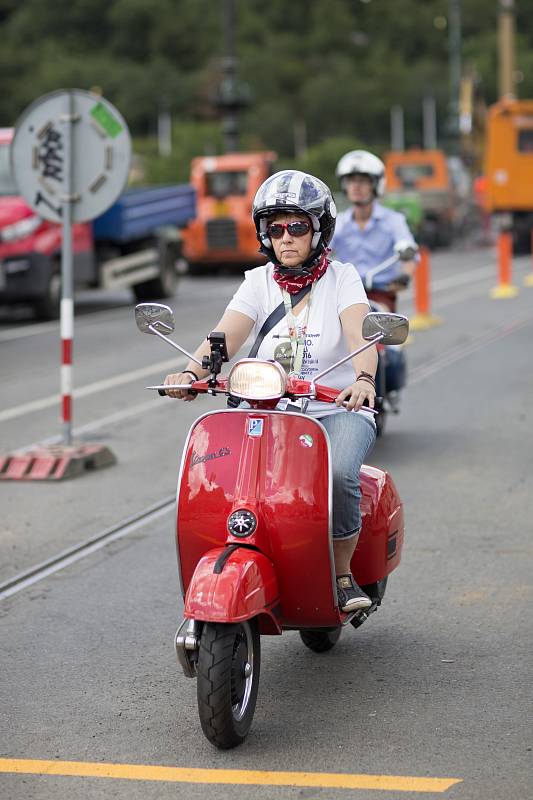 Spanilá jízda Prahou skútrů Vespa.