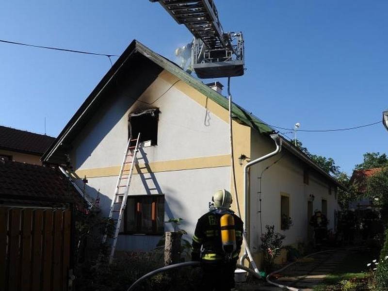 Požár v podkroví rodinného domu v Mírové ulici v Kolovratech.