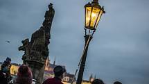 Na Karlův most vyrazil populární lampář v dobovém kostýmu.