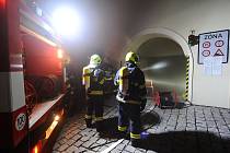 Požár záložního zdroje v podzemní garáži v Praze 1